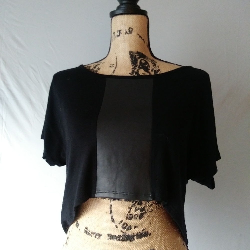 Crop T-shirt with a faux leather strip Sz.L